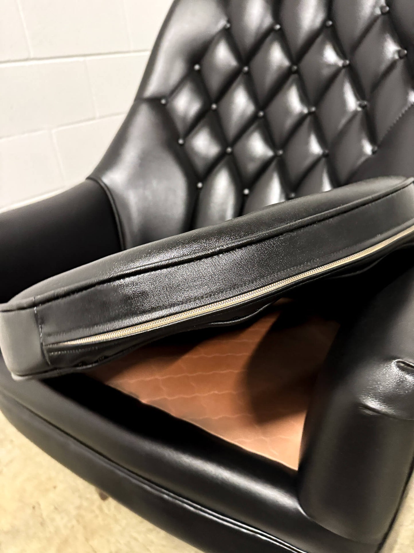 Fauteuil vintage capitonné en vinyle noir Mid-Century