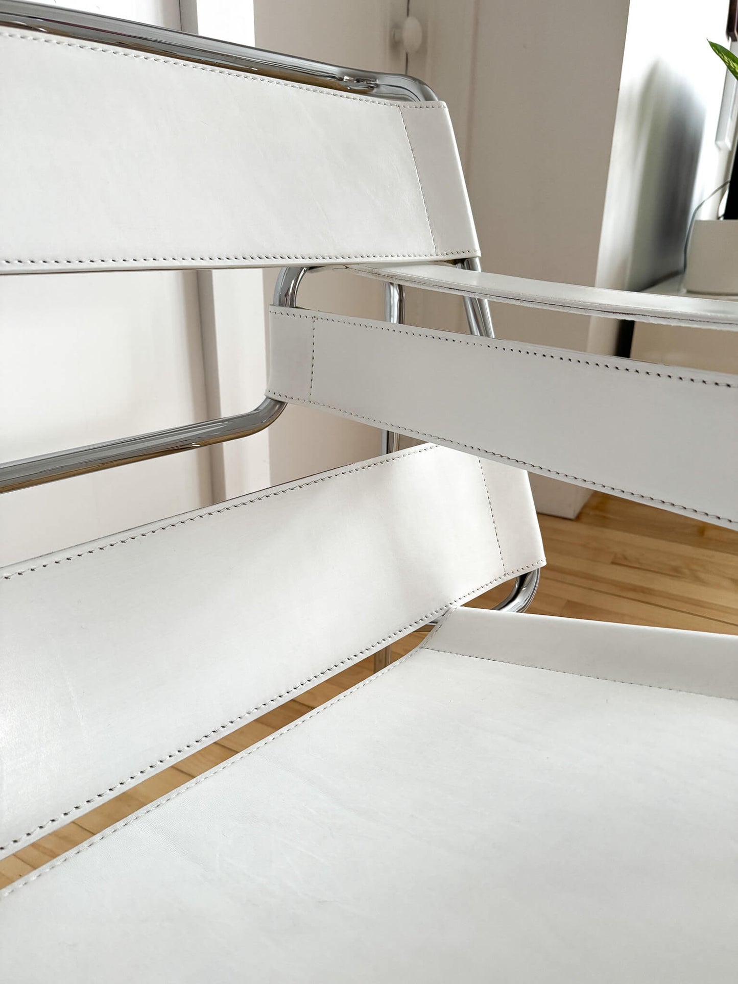Chaise Mid-century Wassily blanche (restaurée)