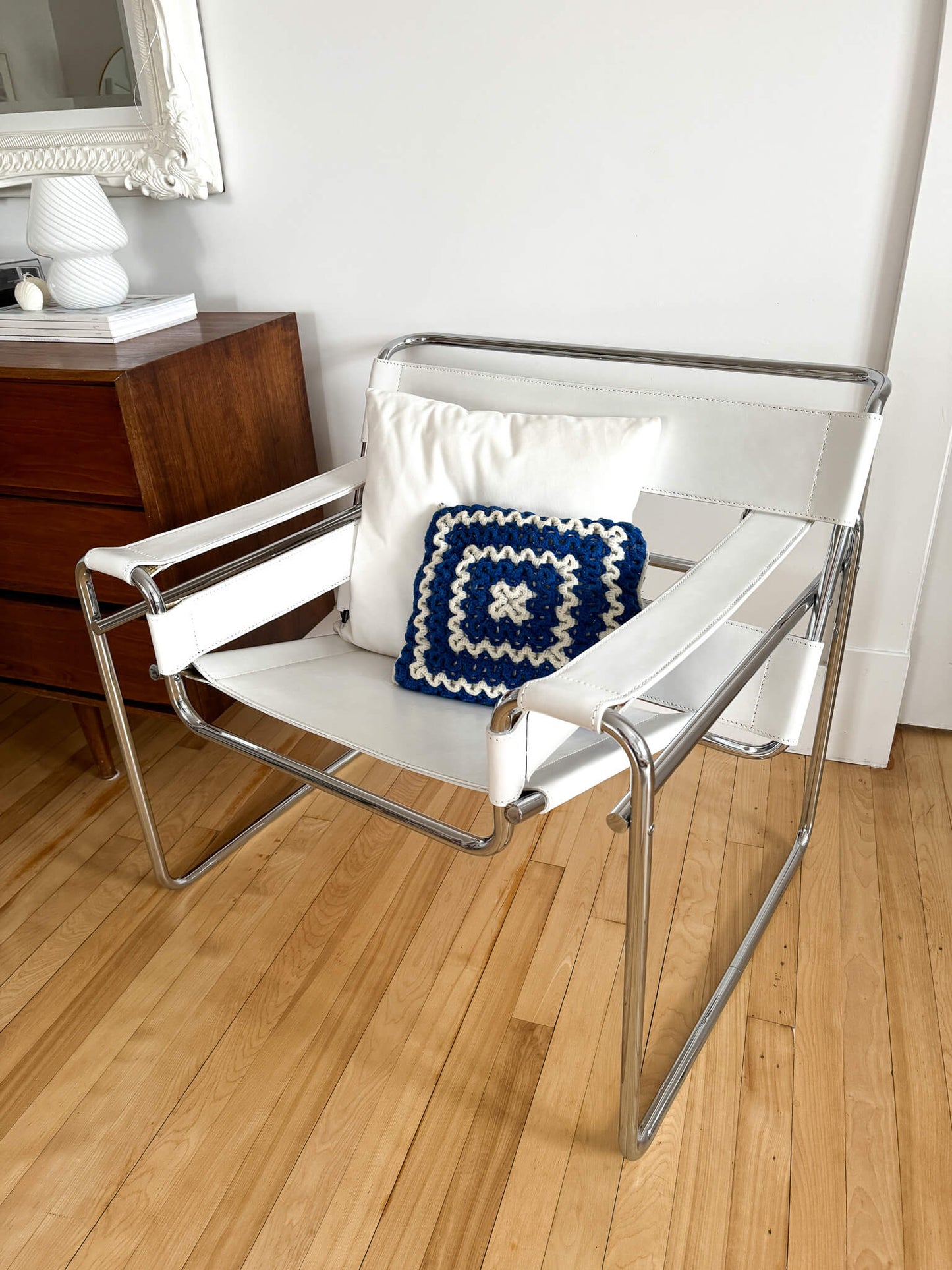 Chaise Mid-century Wassily blanche (restaurée)
