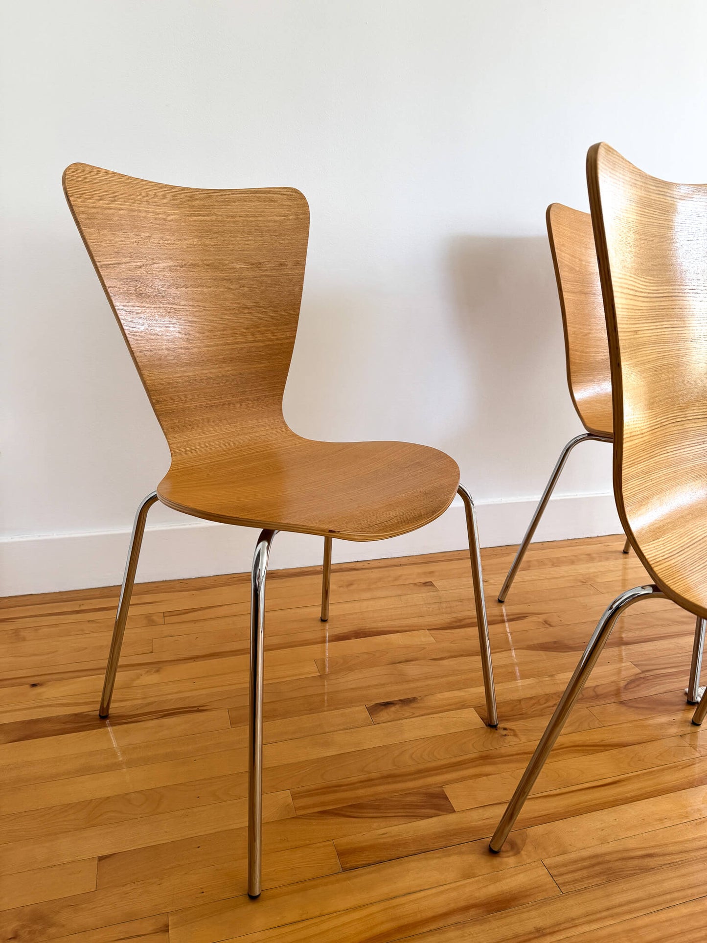 Chaises vintage scandinaves style Series 7 d'Arne Jacobsen