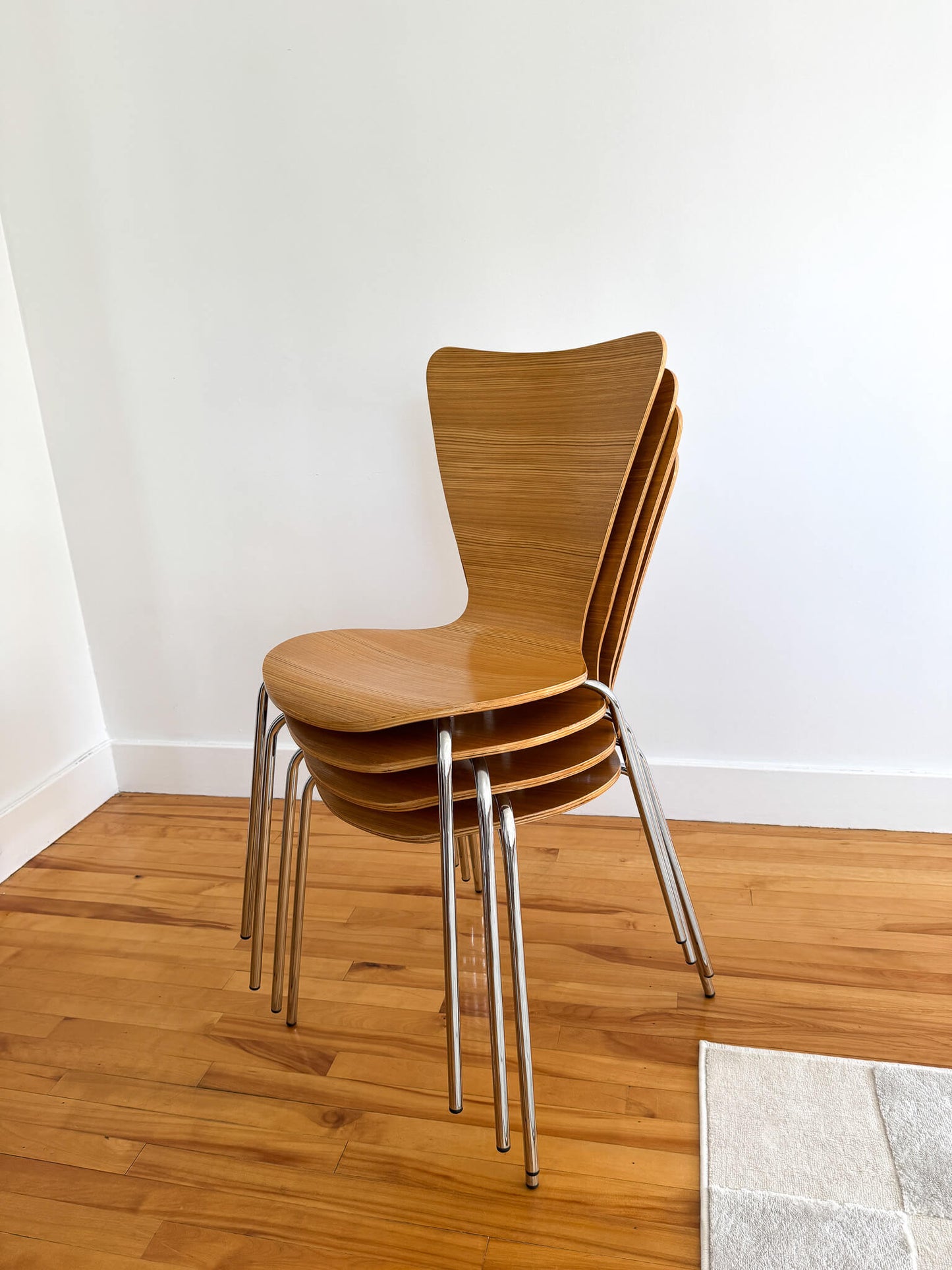 Chaises vintage scandinaves style Series 7 d'Arne Jacobsen