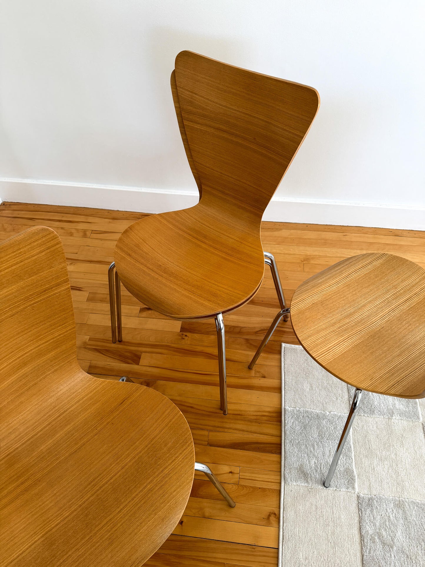 Chaises vintage scandinaves style Series 7 d'Arne Jacobsen