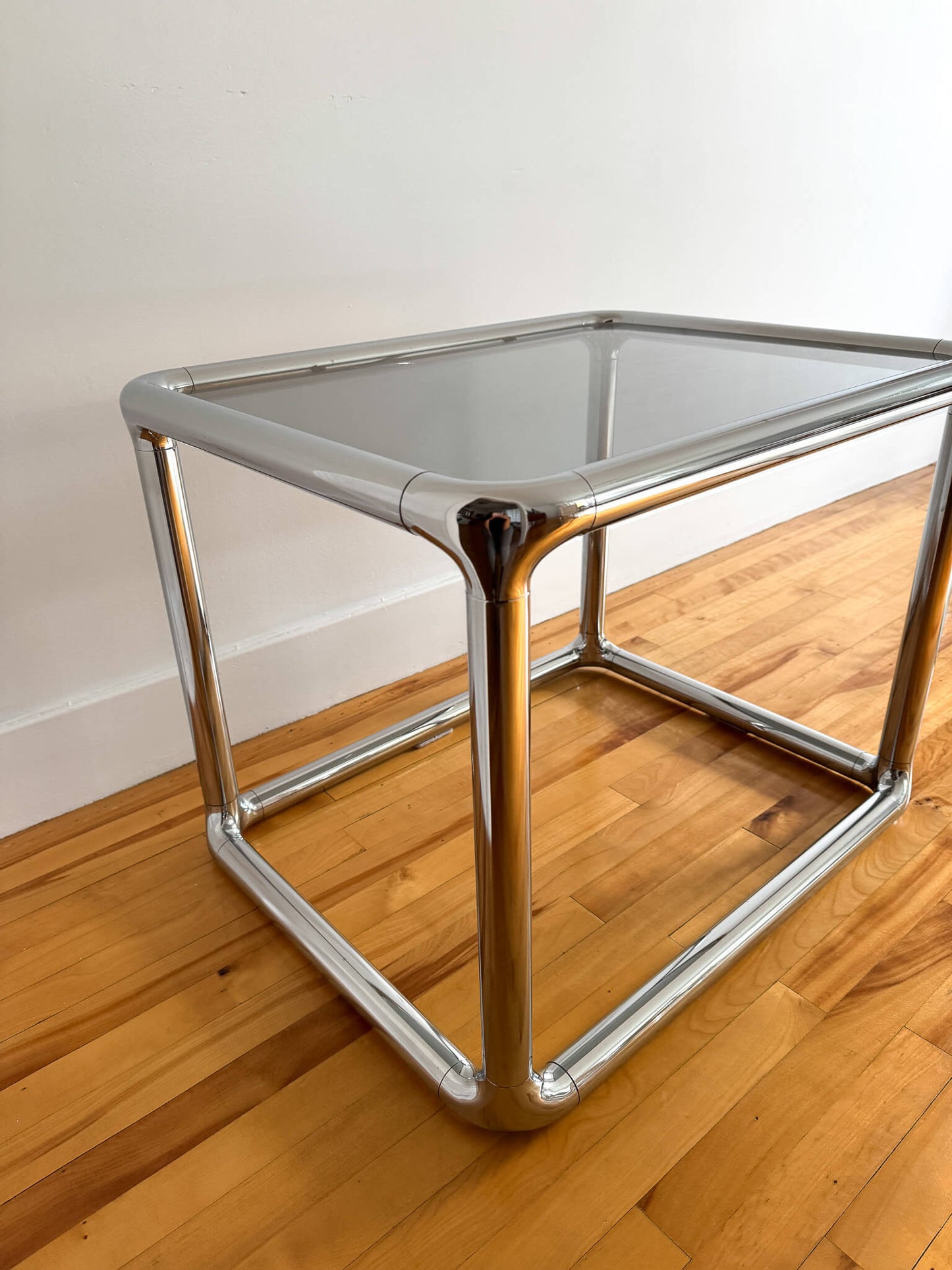 Table d'appoint tubulaire vintage en chrome et verre teinté