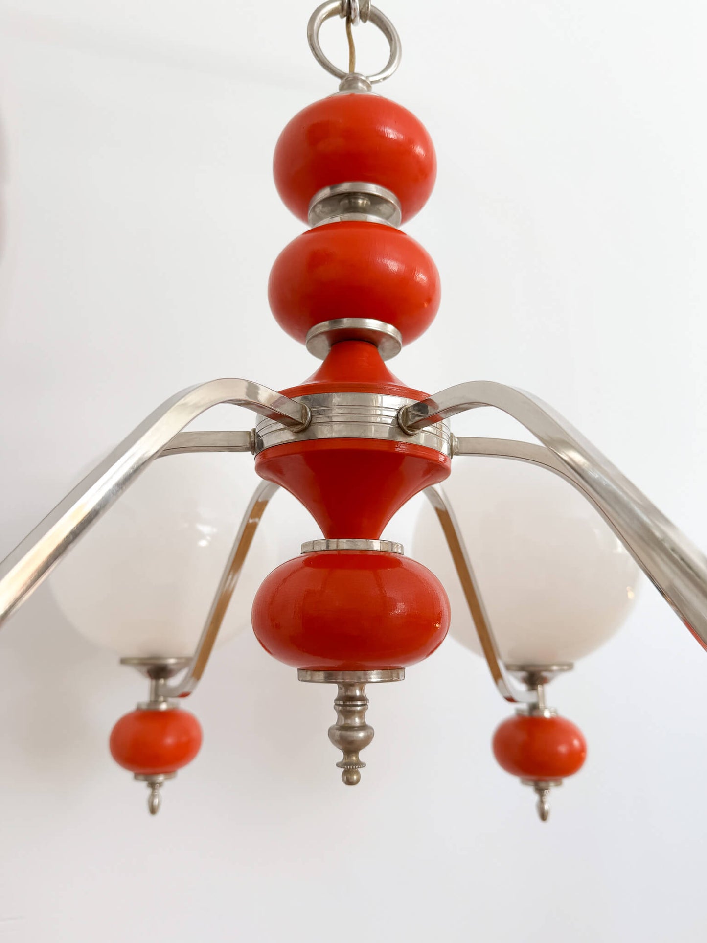 Lustre vintage chromé & orange avec globes sphériques en verre blanc