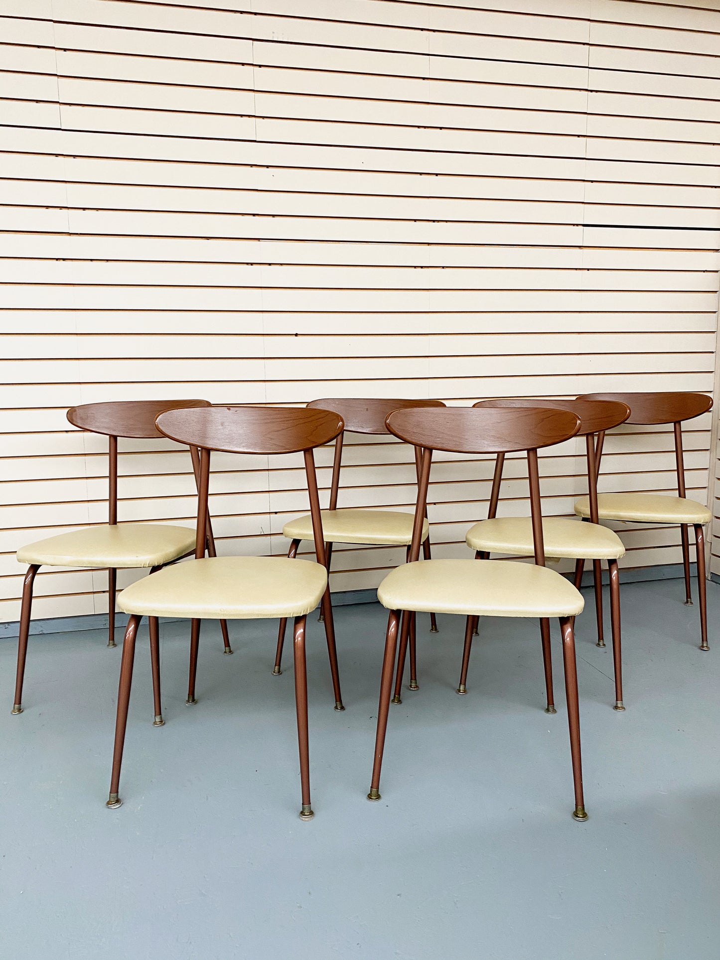 Chaises vintage en bois et en acier avec assise en vinyle