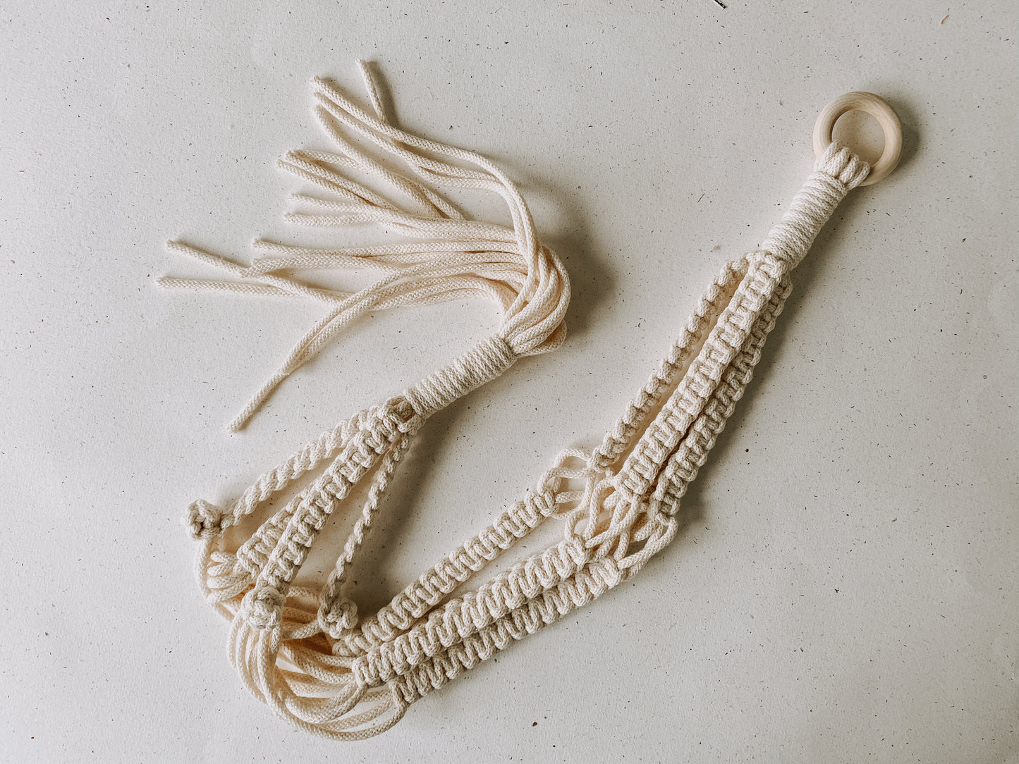 CAPUCINE, jardinière suspendue en macramé