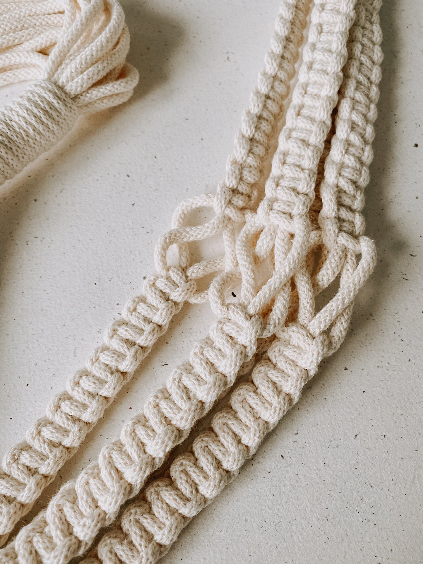 CAPUCINE, jardinière suspendue en macramé