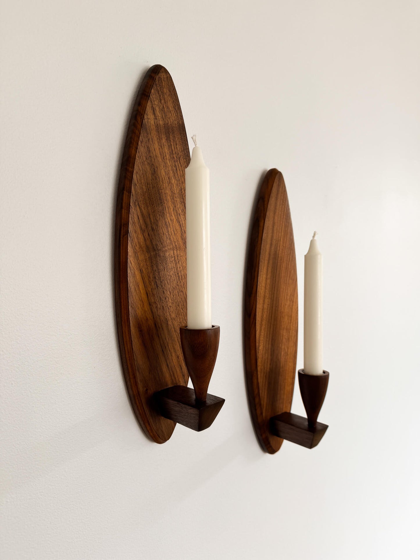 Paire de chandeliers muraux Mid-Century en teck