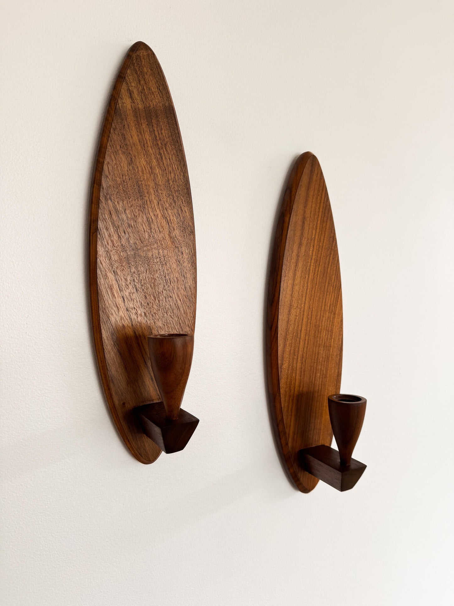 Paire de chandeliers muraux Mid-Century en teck