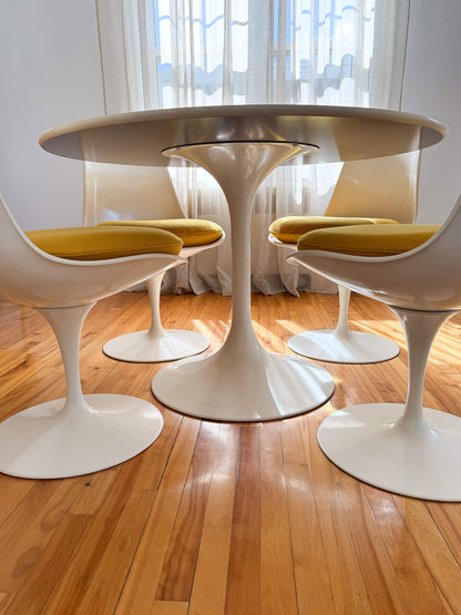 Ensemble de salle à manger vintage Tulipe de 4 chaises et une table, 60s