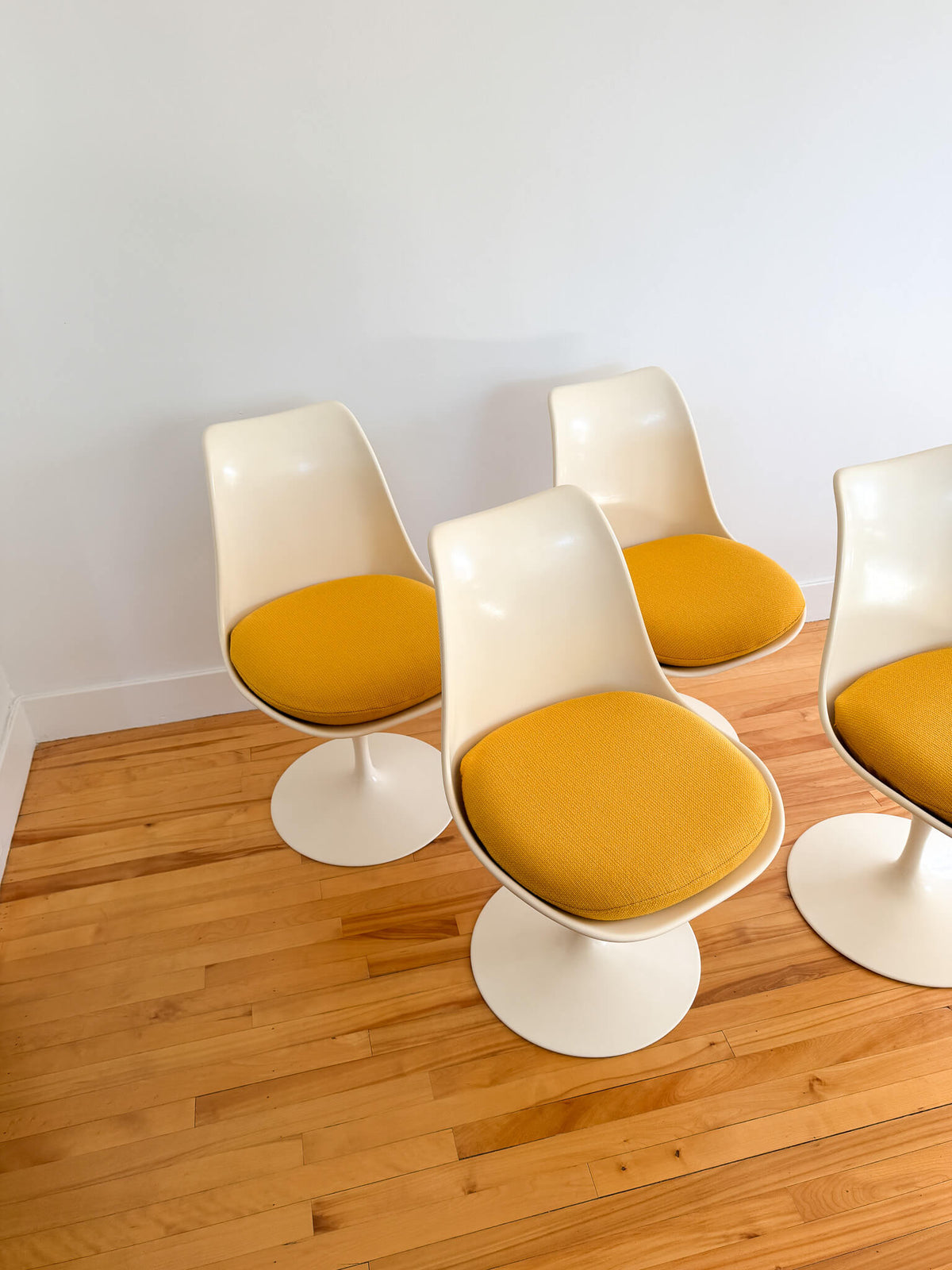 Ensemble de salle à manger vintage Tulipe de 4 chaises et une table, 60s