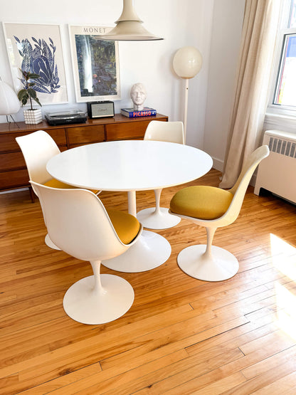 Ensemble de salle à manger vintage Tulipe de 4 chaises et une table, 60s