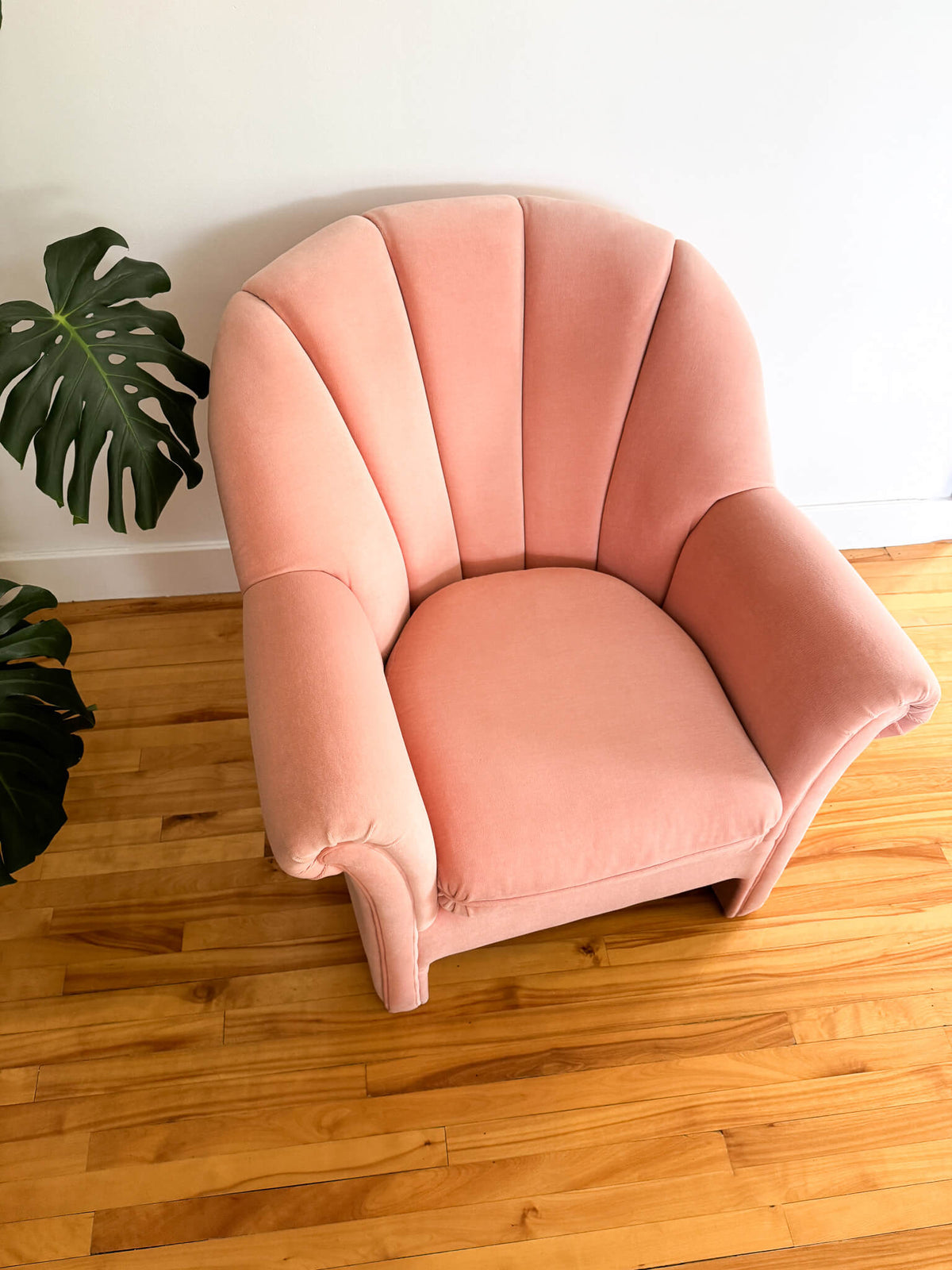 Fauteuil vintage en velours rose, d'après  la Haus Koller armchair