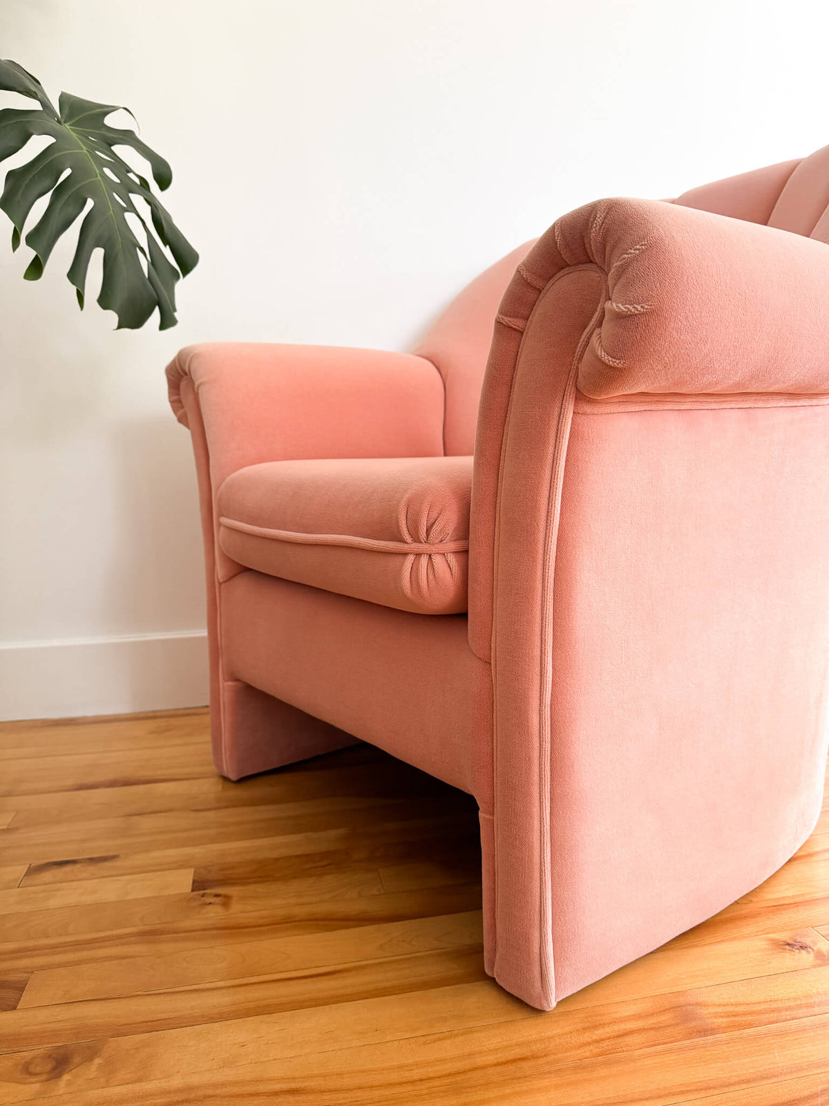 Fauteuil vintage en velours rose, d'après  la Haus Koller armchair