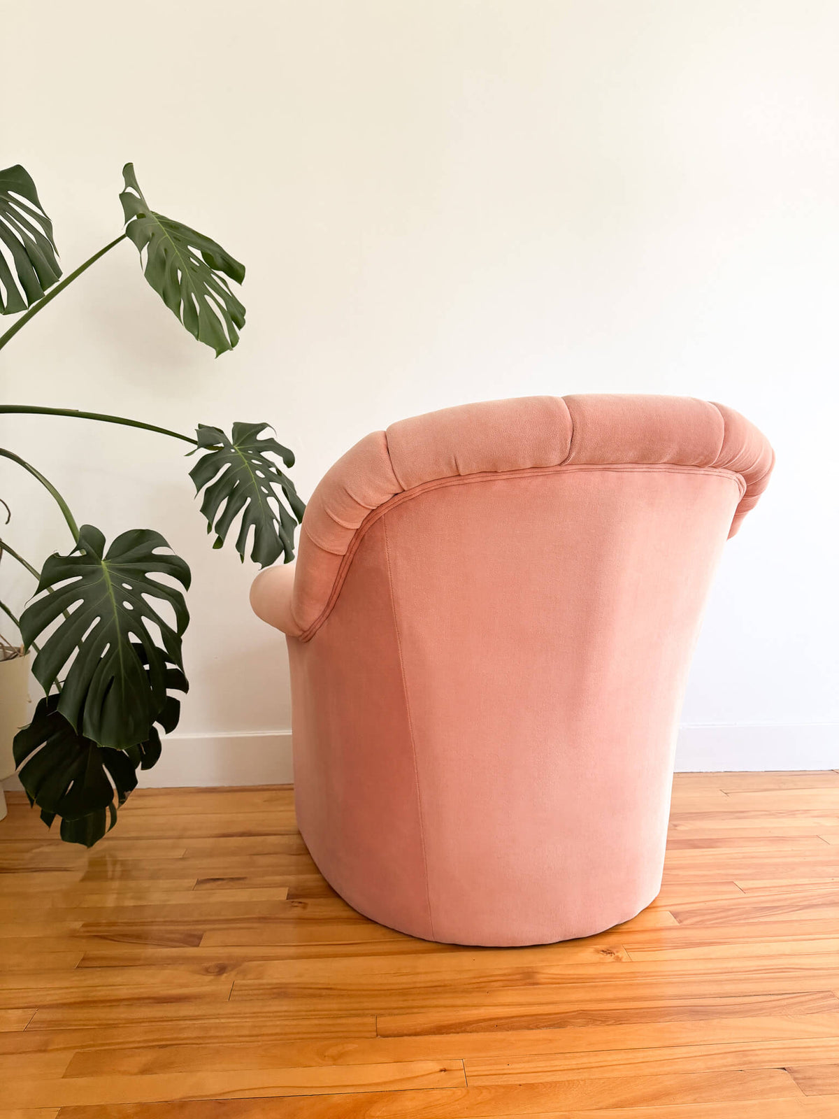 Fauteuil vintage en velours rose, d'après  la Haus Koller armchair
