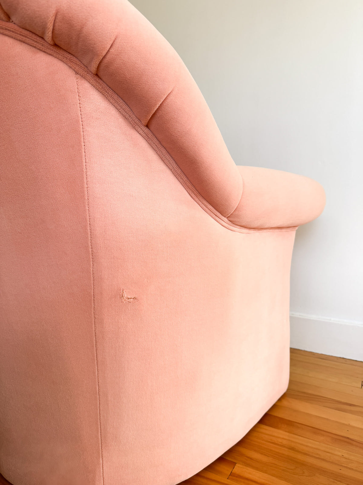 Fauteuil vintage en velours rose, d'après  la Haus Koller armchair