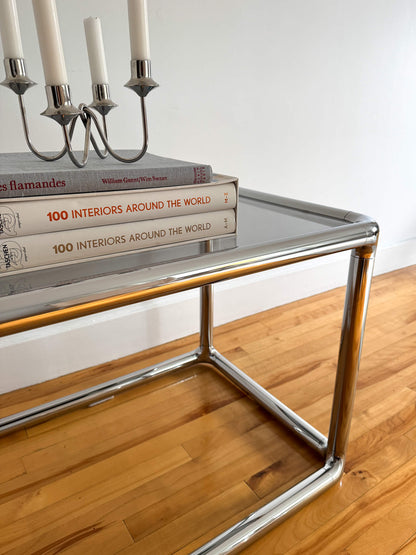 Table d'appoint tubulaire vintage en chrome et verre teinté