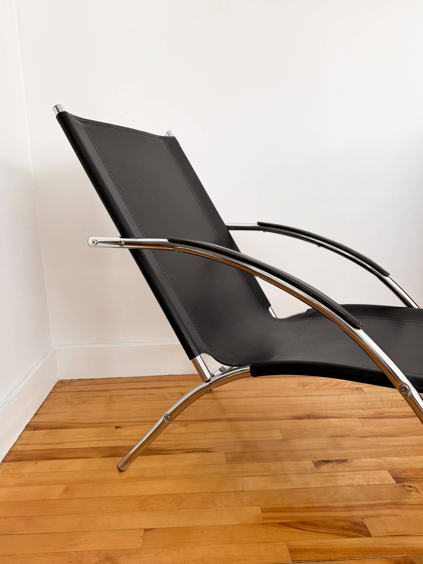 Fauteuil vintage en cuir noir et tubulure chromée Mid-Century