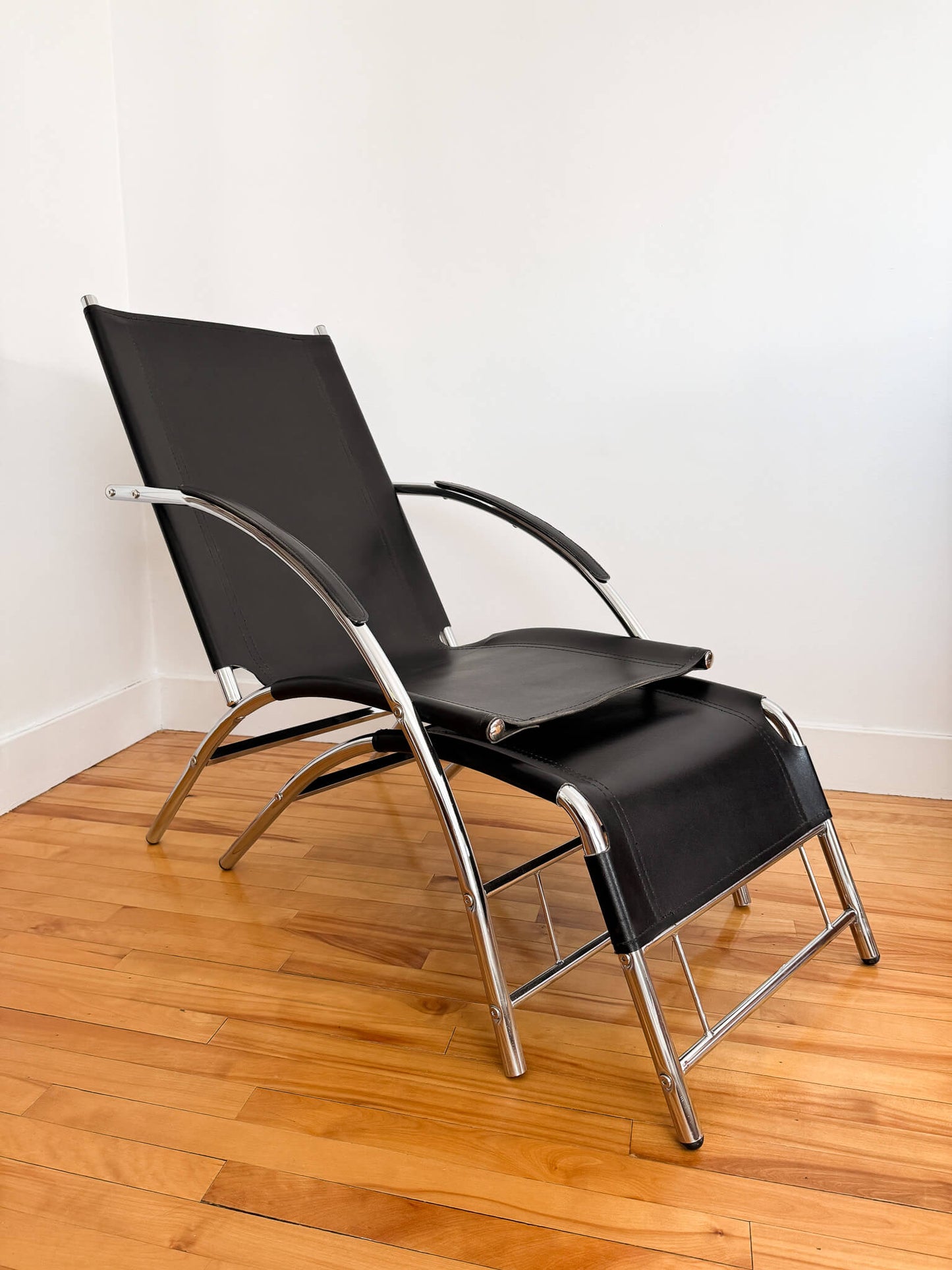 Fauteuil vintage en cuir noir et tubulure chromée Mid-Century