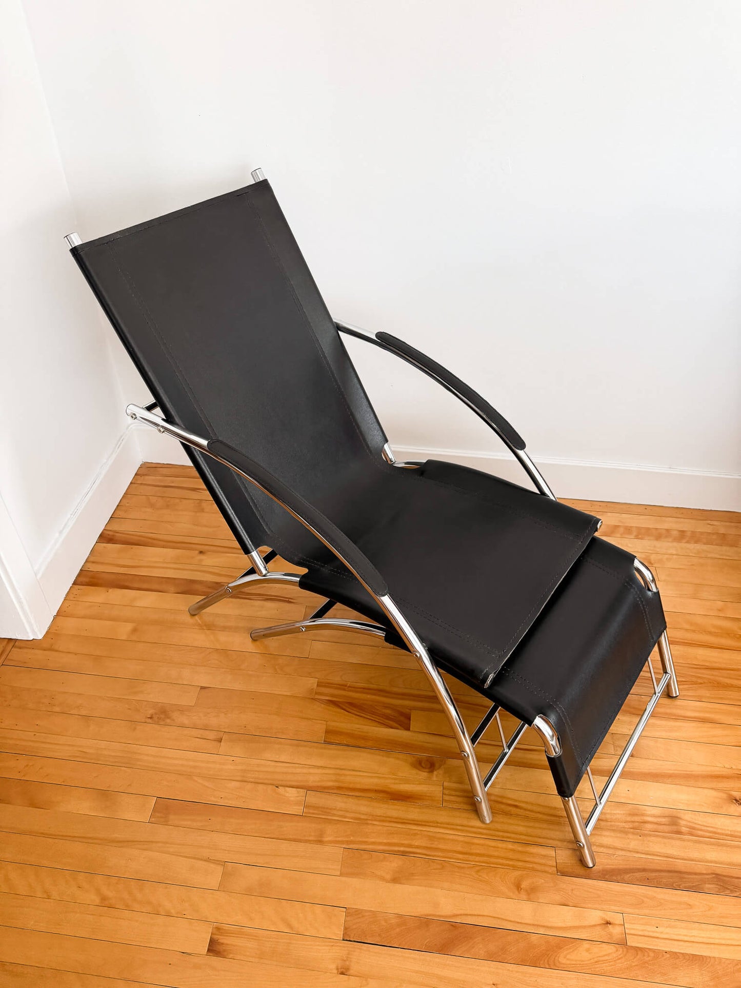 Fauteuil vintage en cuir noir et tubulure chromée Mid-Century