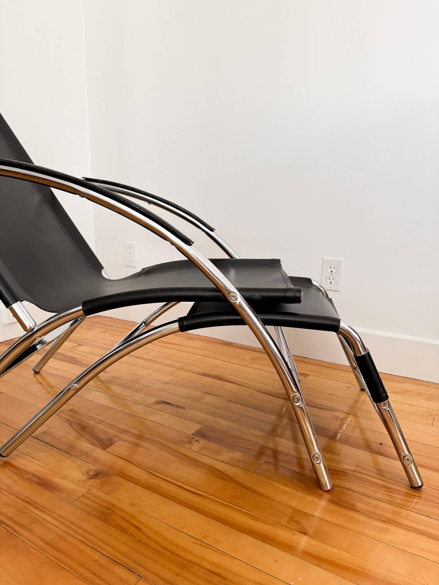 Fauteuil vintage en cuir noir et tubulure chromée Mid-Century