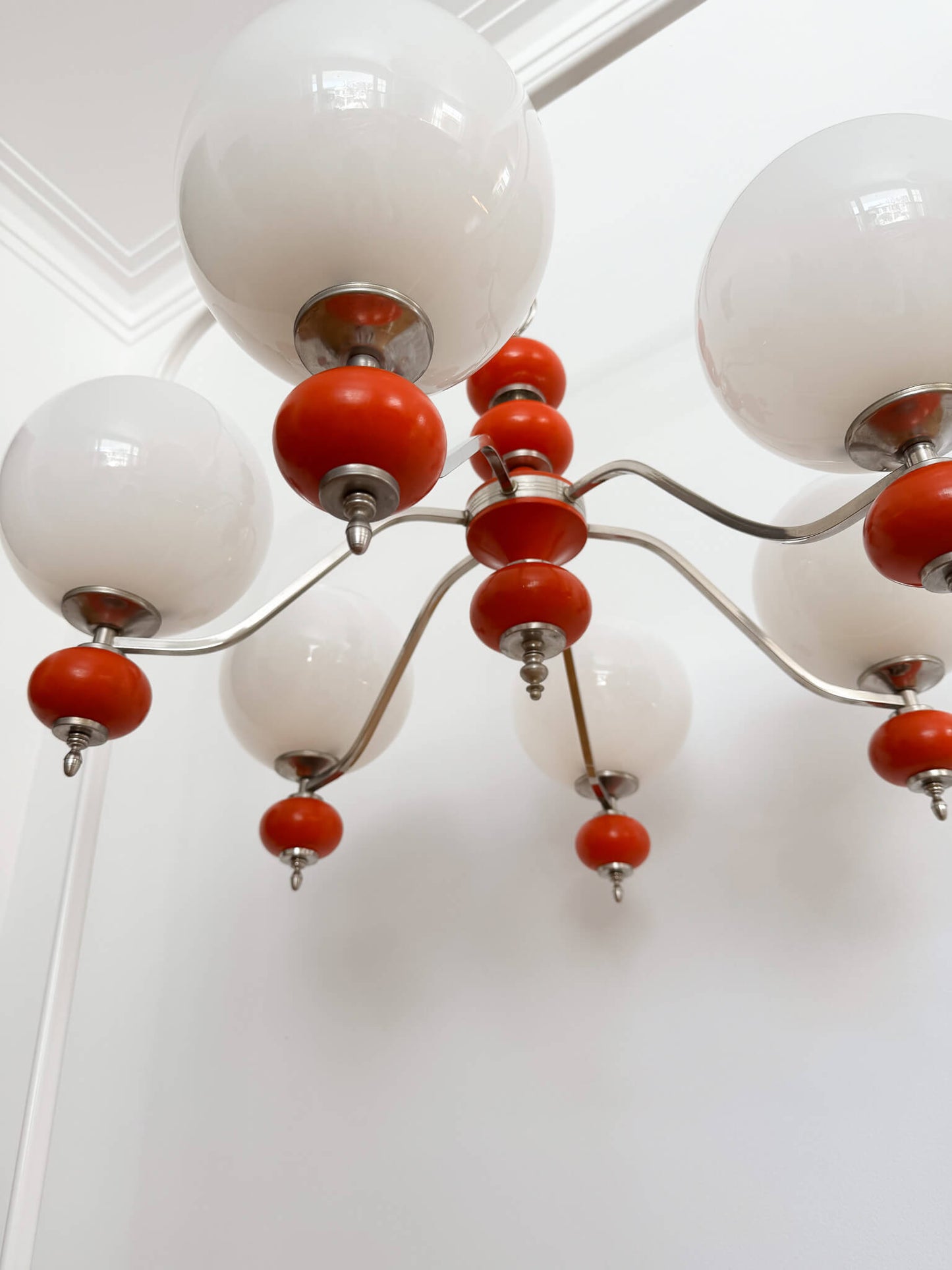 Lustre vintage chromé & orange avec globes sphériques en verre blanc