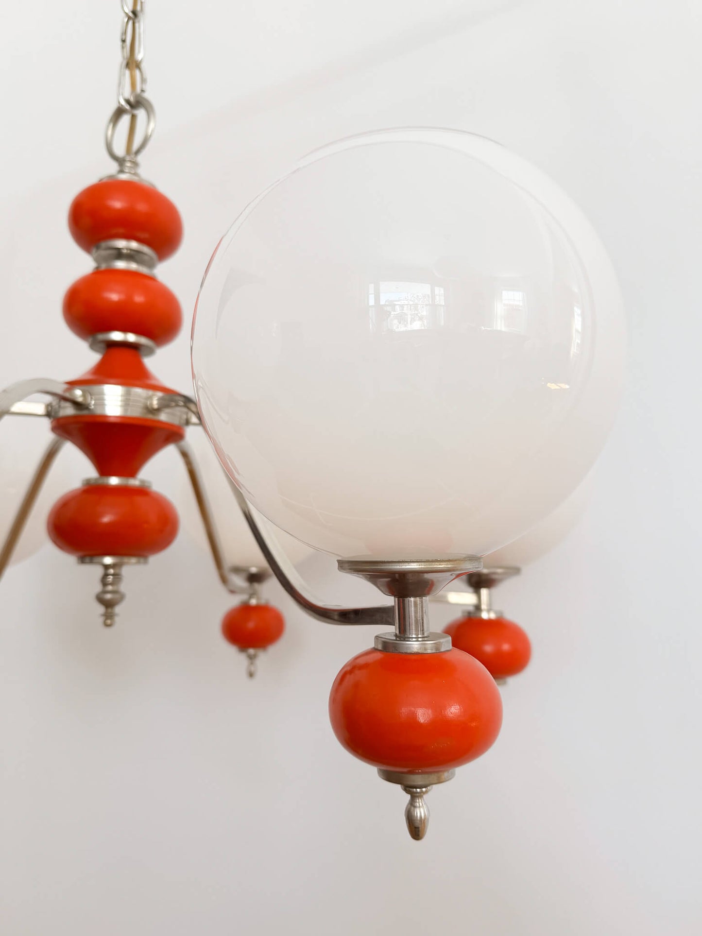 Lustre vintage chromé & orange avec globes sphériques en verre blanc